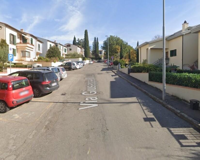 Firenze, operaio travolto dal furgone mentre fa la raccolta differenziata