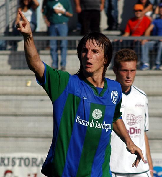 
	Emerson nella sua prima esperienza con la maglia della Nuorese

