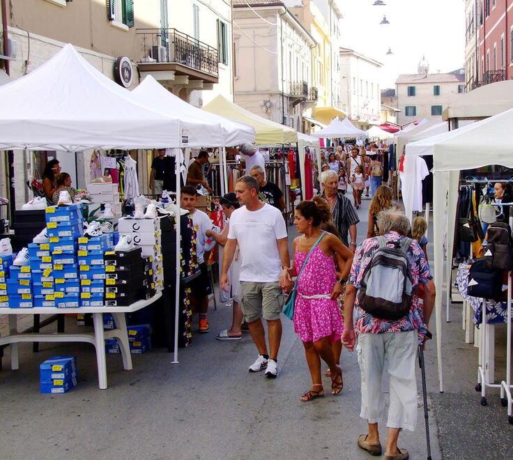 Piombino, più adesioni e affluenza: sbaracco estivo col bòtto