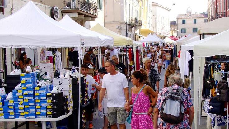 Piombino, più adesioni e affluenza: sbaracco estivo col bòtto