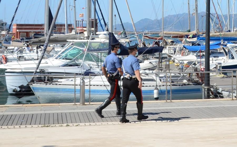 Villasimius, minaccia i passanti con un fucile subacqueo: denunciato