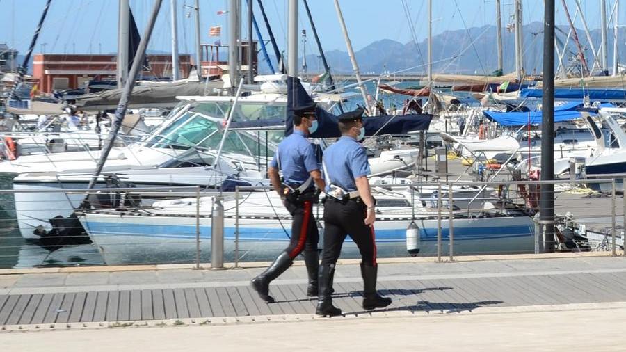 Villasimius, minaccia i passanti con un fucile subacqueo: denunciato