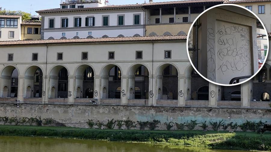 Firenze, il Corridoio Vasariano vandalizzato con dei graffiti. Nardella: «Gesto vergognoso». Schmidt: «Atto premeditato»