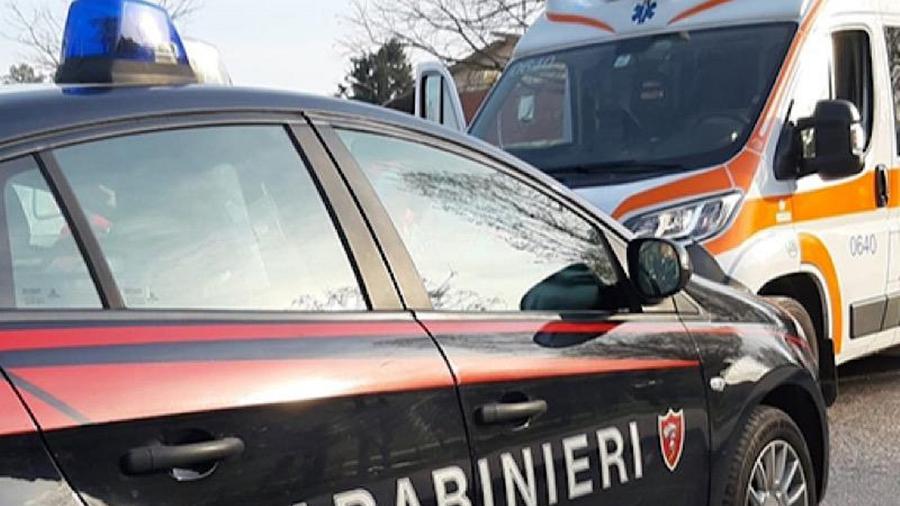 Una pattuglia dei carabinieri e un'ambulanza (foto d'archivio)