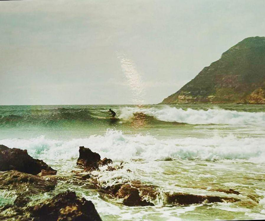 Un ultimo abbraccio nel mare per salutare l’amico surfista