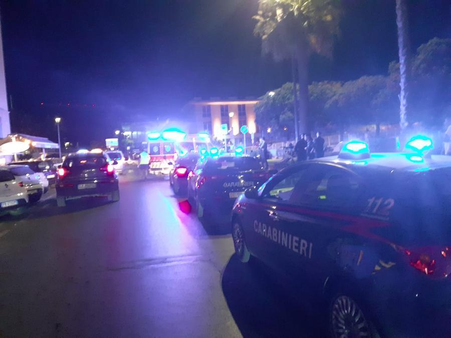 Viareggio, chiede da bere per la seconda volta e al rifiuto picchia cinque persone