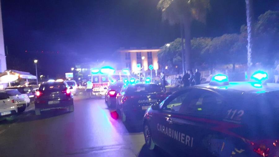 Viareggio, chiede da bere per la seconda volta e al rifiuto picchia cinque persone