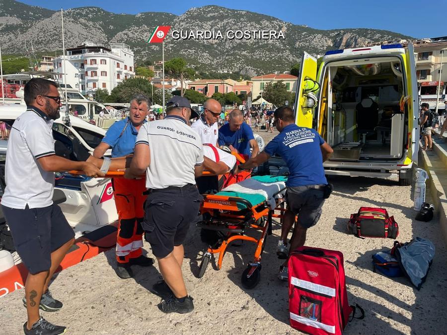 Inciampa in barca a Cala Luna, 54enne torinese soccorso dalla Guardia costiera