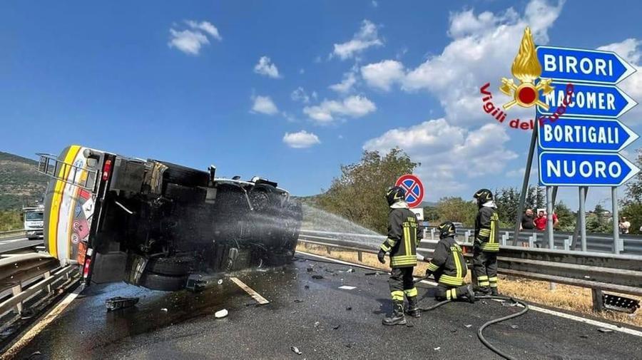 Mezzo pesante si ribalta sulla 131: traffico deviato all’altezza del bivio di Birori