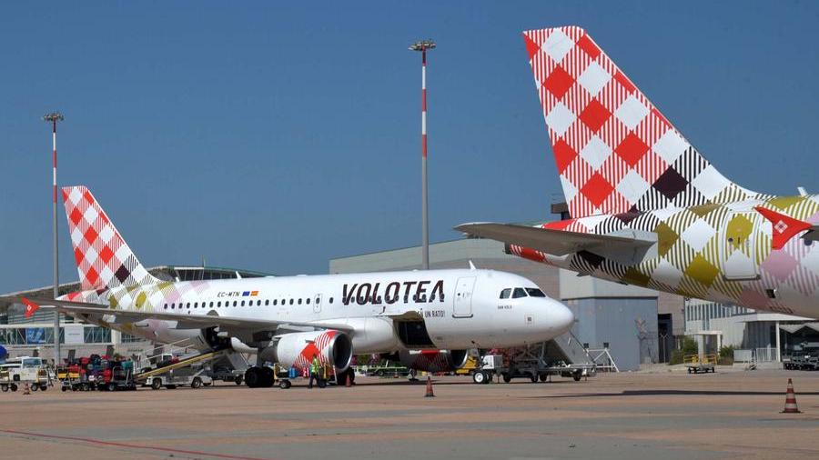 Lite in volo per i bimbi ribelli, il comandante fa dietro front e atterra a Olbia