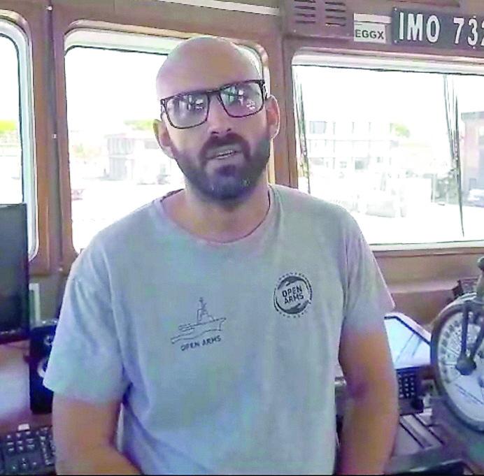 Migranti, il capitano della nave bloccata a Carrara: «Non c’erano le altre navi, perciò li abbiamo salvati noi»