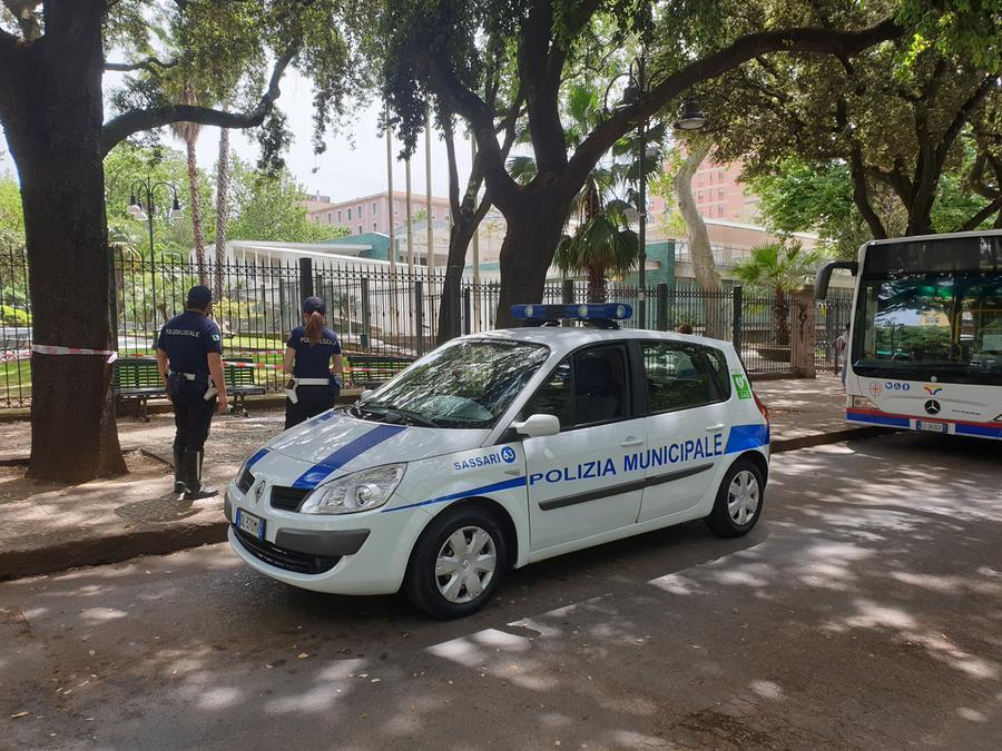 Sassari, ruba la borsa da padel da un’auto in sosta: arrestato dagli agenti