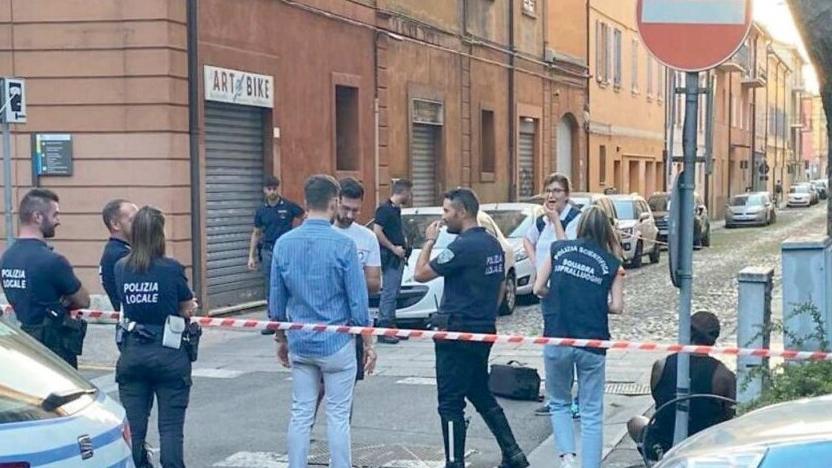 Modena, ucciso a coltellate in pieno centro: «Era già stato picchiato ore prima» 
