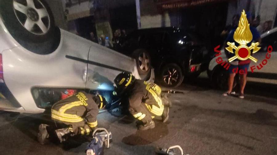 Sassari, auto si ribalta in via Deffenu: una persona ferita