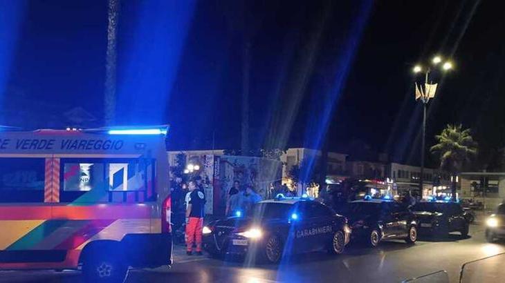 «Ostaggi di un individuo che in dieci non riuscivano a bloccare». Viareggio, cosa è successo al Caffè Liberty