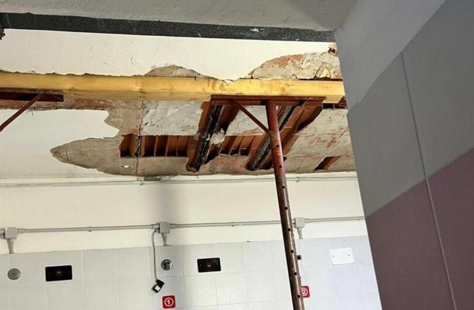 Livorno, docce transennate in piscina: un altro mese con i cantieri dopo il crollo