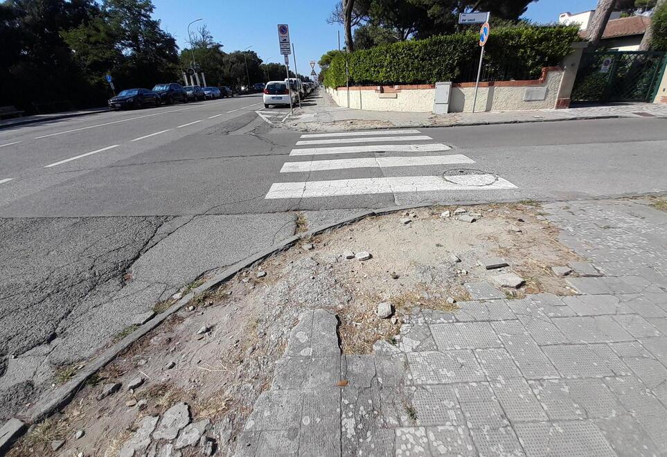 Marciapiedi rotti e strada dissestata, viale del Tirreno resta nel degrado