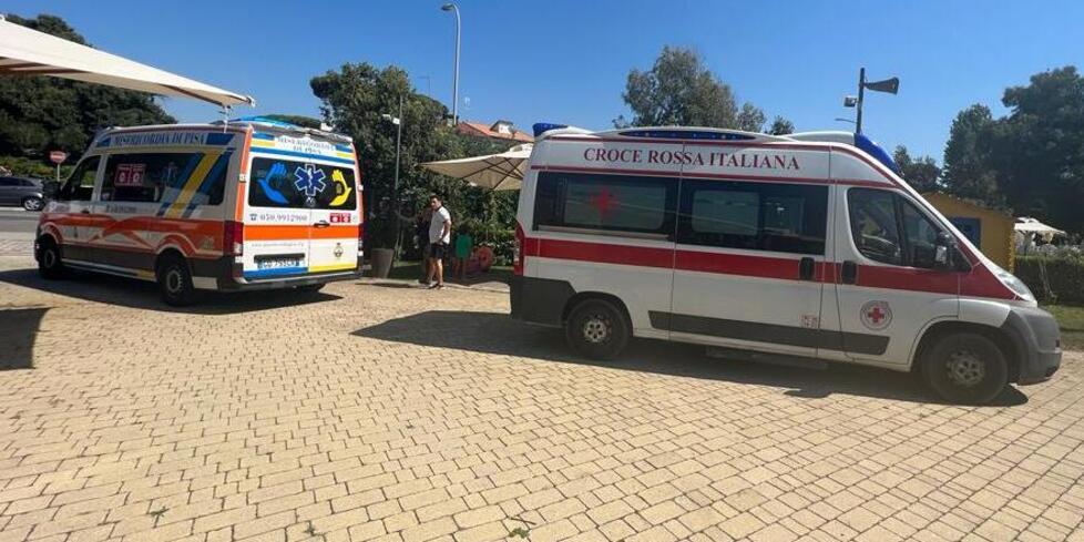 «Venite subito, un bambino è svenuto in piscina»: salvato grazie a un volontario e due medici che erano al parco acquatico