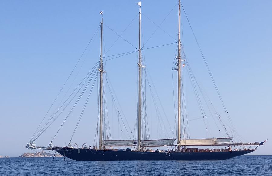Il veliero Atlantic cala le ancore davanti al paradiso di Cala Pira