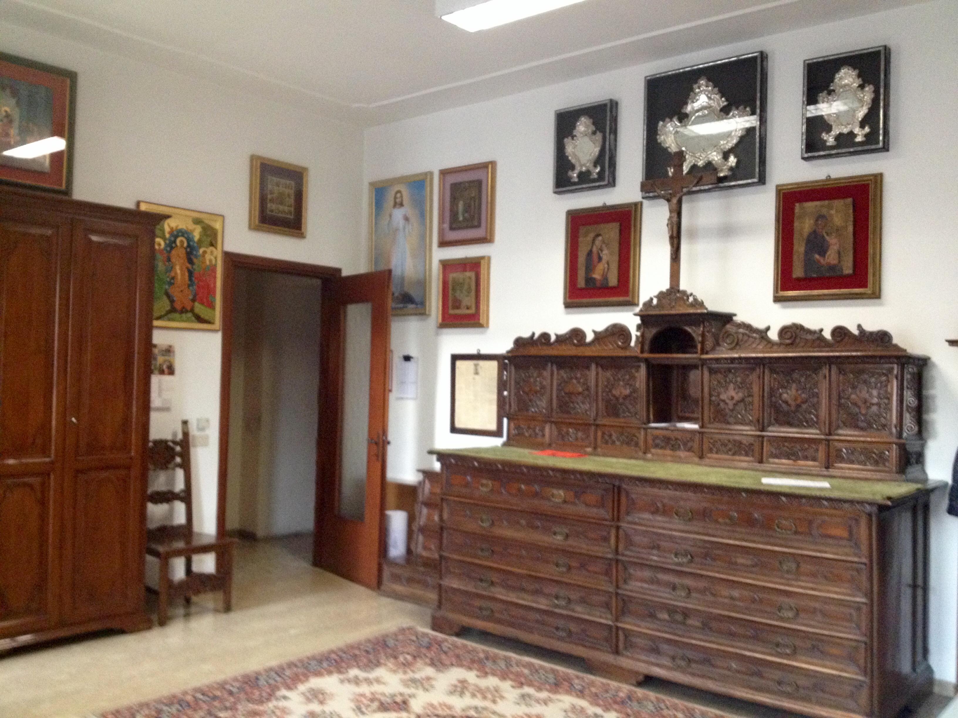 Firenze, ubriaco entra in sacrestia e si veste da prete: forzato anche il tabernacolo delle ostie