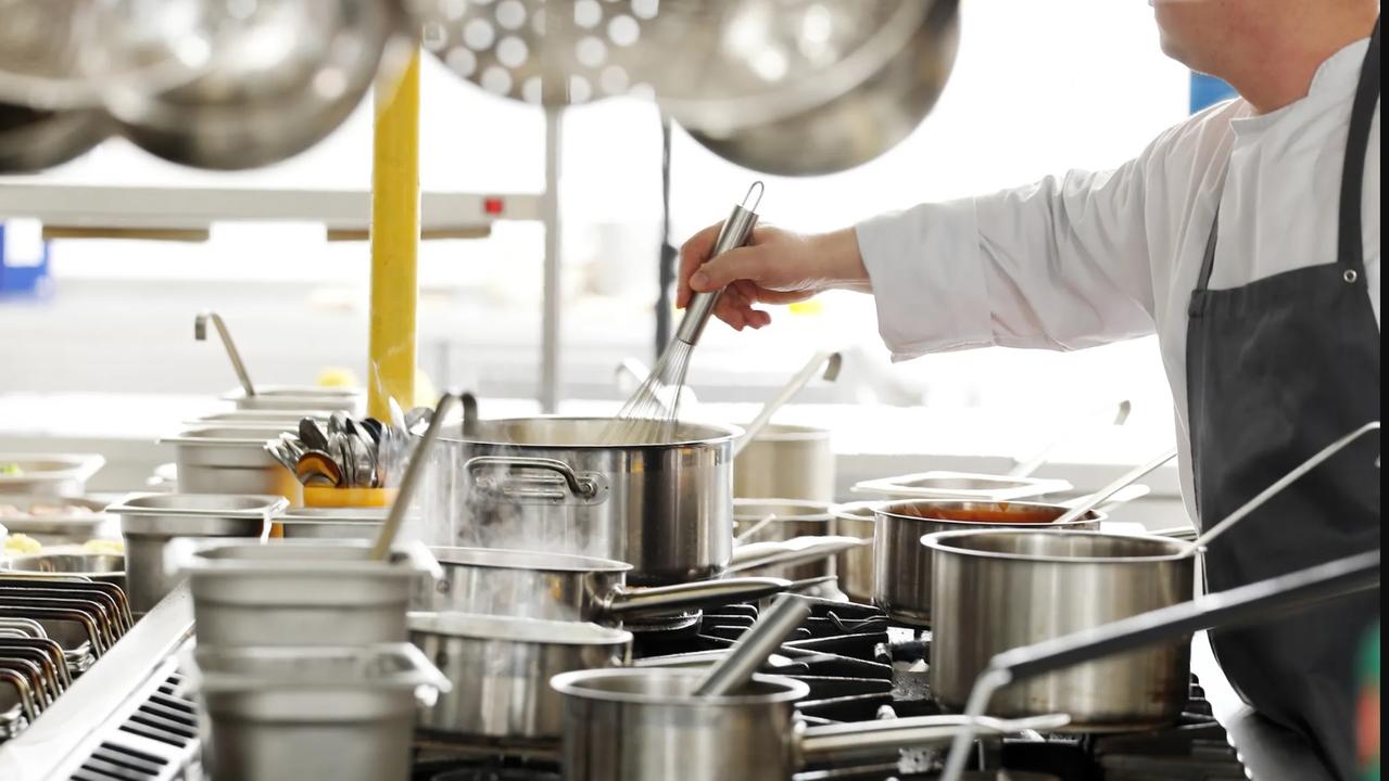 «Cucine chiuse alle 21,30, non è il modo di fare turismo»: imprenditore racconta la sua disavventura al ristorante