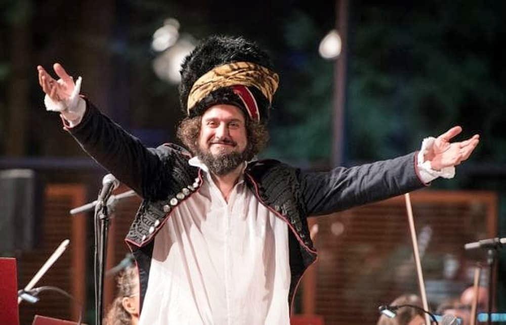 Vinicio Capossela al “Calasole”, concerto gratuito sulla spiaggia