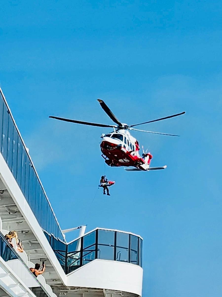 Passeggero in difficoltà su una nave da crociera, recuperato dalla Guardia Costiera