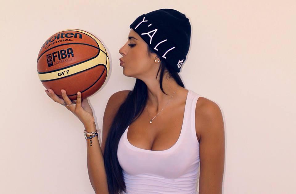Valentina posa con l’amatissimo pallone da basket