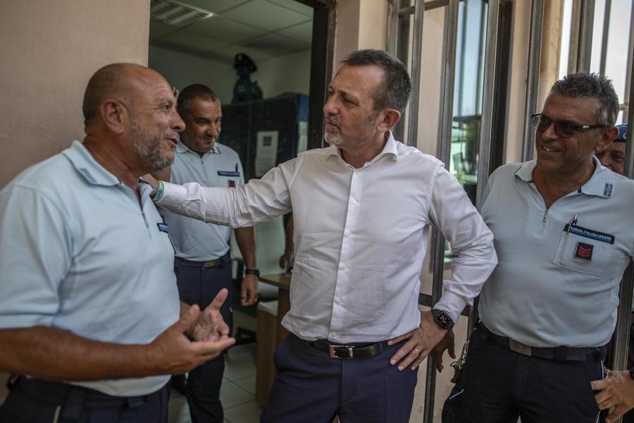 
	Al centro il sottosegretario Delmastro con alcuni agenti della penitenziaria labronica (foto Daniele Stefanini/Silvi)

