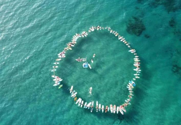 A Porto Ferro lo spettacolare paddle-out per l’ultimo saluto all’amico Marco