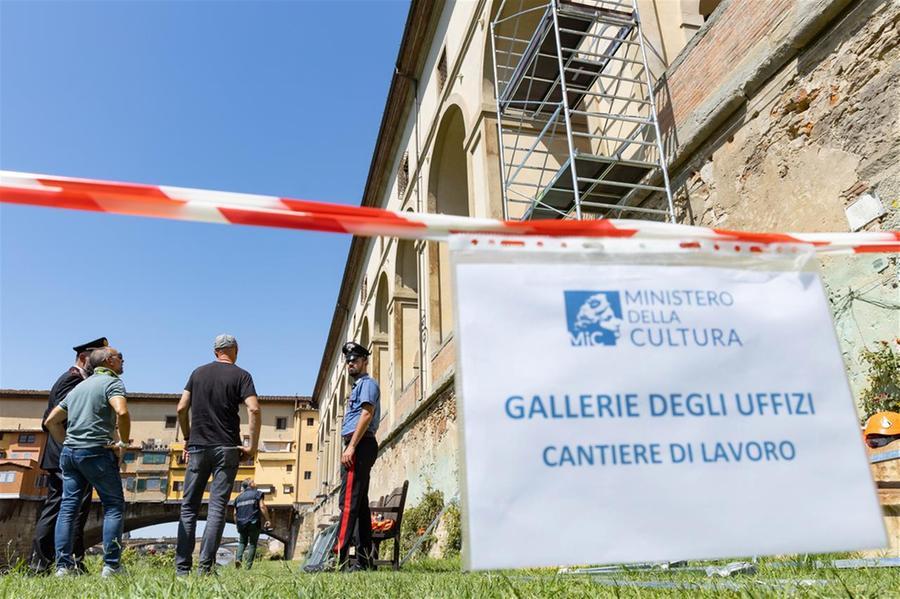 Firenze, Corridoio Vasariano: i due tedeschi accusati di danneggiamento aggravato. Cosa rischiano?
