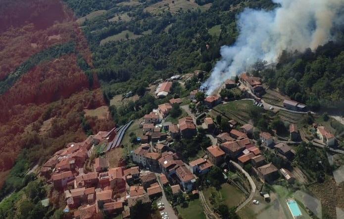 Incendio in Garfagnana: evacuate alcune case nella zona di Vibbiana