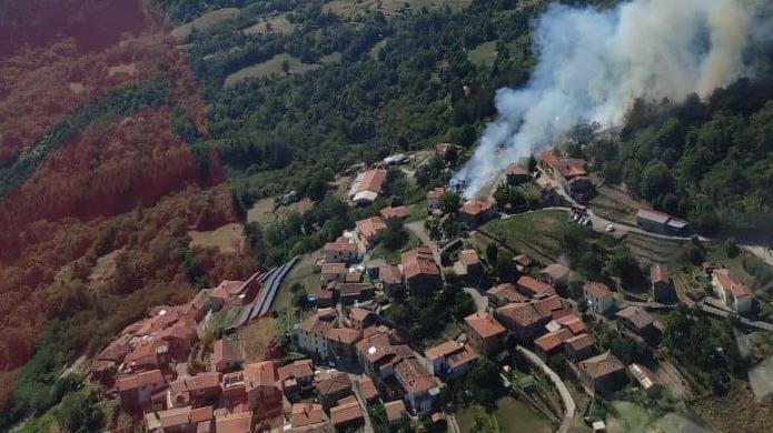 Incendio in Garfagnana: evacuate alcune case nella zona di Vibbiana