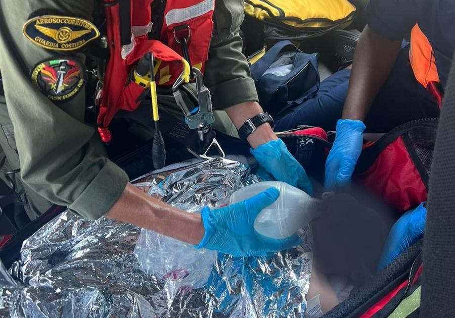 Bimbo di 7 mesi in pericolo di vita in una nave da crociera salvato dalla Guardia Costiera