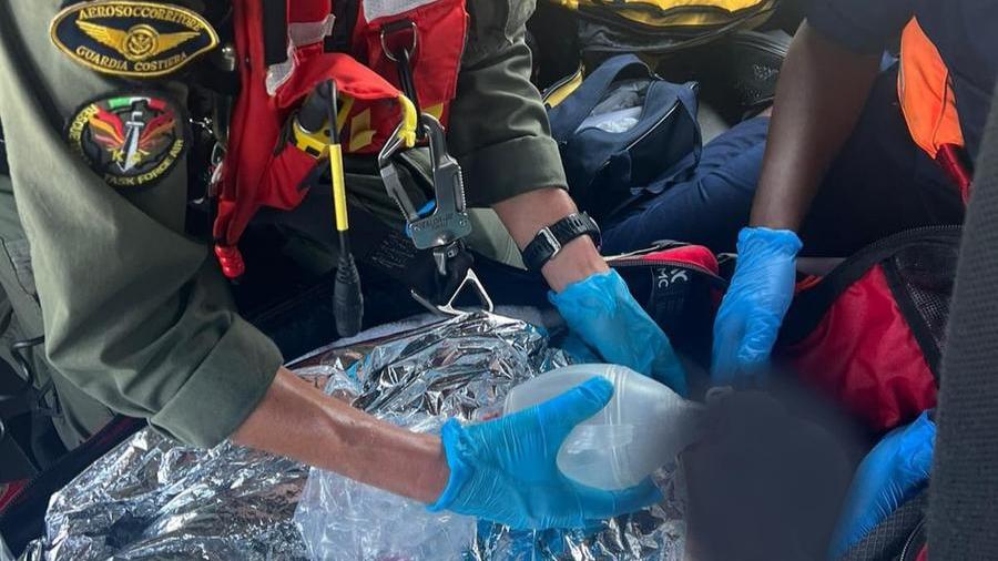 Bimbo di 7 mesi in pericolo di vita in una nave da crociera salvato dalla Guardia Costiera