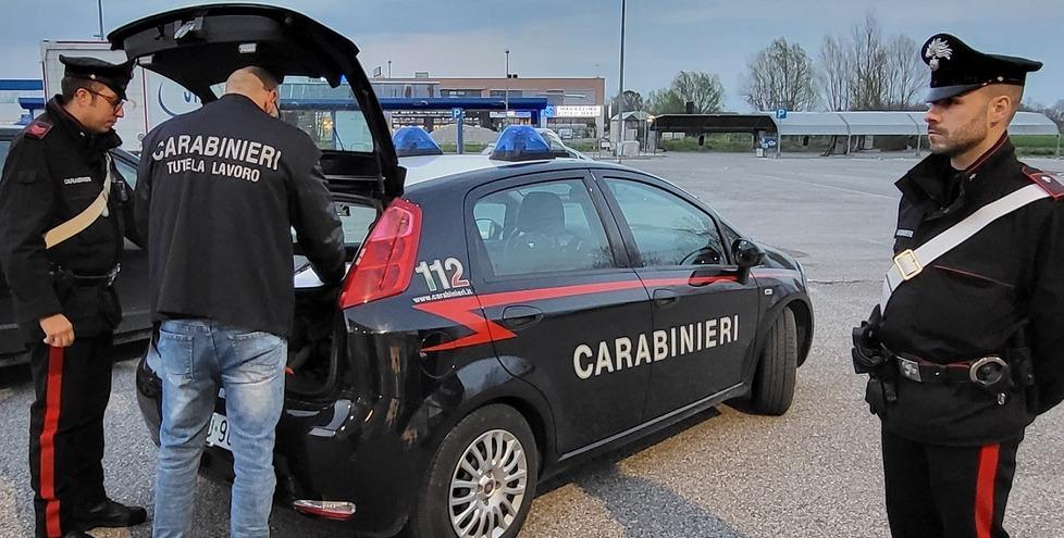 En plein di lavoratori in nero in due autolavaggi e distributori