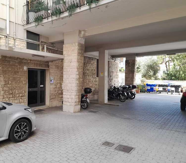 Livorno, si spaccia per un idraulico e svaligia la casa di due anziani