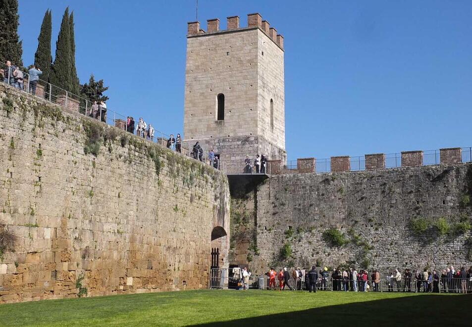 Le mura di Pisa nuovo pilastro dell’offerta turistica: è boom di ingressi. I numeri e motivi del successo