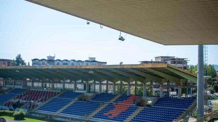 Pistoia, dopo 30 anni smantellata la rete alla Curva nord dello stadio Melani