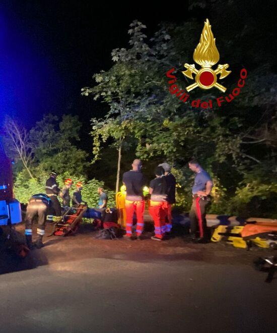 Pistoia, due ragazzi recuperati nella scarpata dopo l’incidente in moto