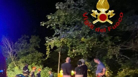Pistoia, due ragazzi recuperati nella scarpata dopo l’incidente in moto