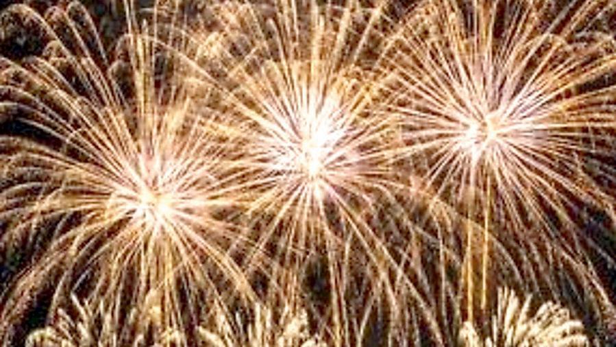 Forte dei Marmi, è polemica sui fuochi d’artificio: «Danni e costi per la spiaggia»
