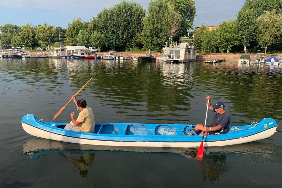Comacchiesi in canoa sul Po