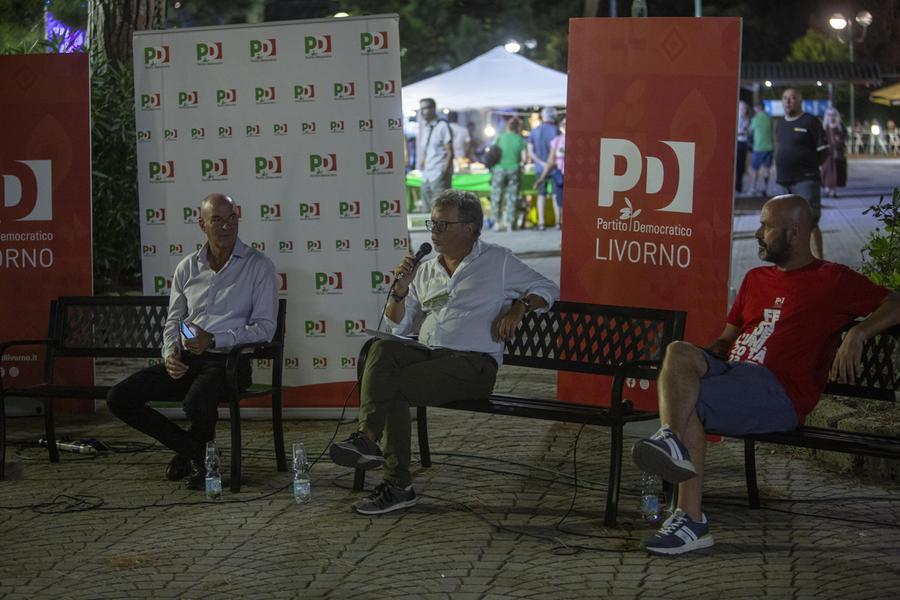 
	Da sinistra: il sindaco&nbsp;Luca Salvetti, il capocronista del Tirreno di Livorno Andrea Rocchi e il segretario del Pd Federico Mirabelli

