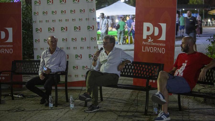 Da sinistra: il sindaco Luca Salvetti, il capocronista del Tirreno di Livorno Andrea Rocchi e il segretario del Pd Federico Mirabelli