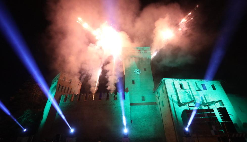 Formigine, diecimila persone in festa per la notte di fuoco al Castello
