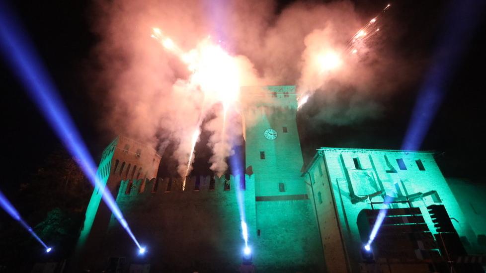 Formigine, diecimila persone in festa per la notte di fuoco al Castello
