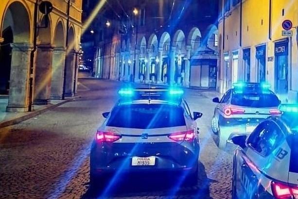Modena, giovane armato di coltello in piazza Matteotti