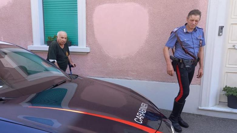 Il mancato omicida mentre viene portato via dai carabinieri