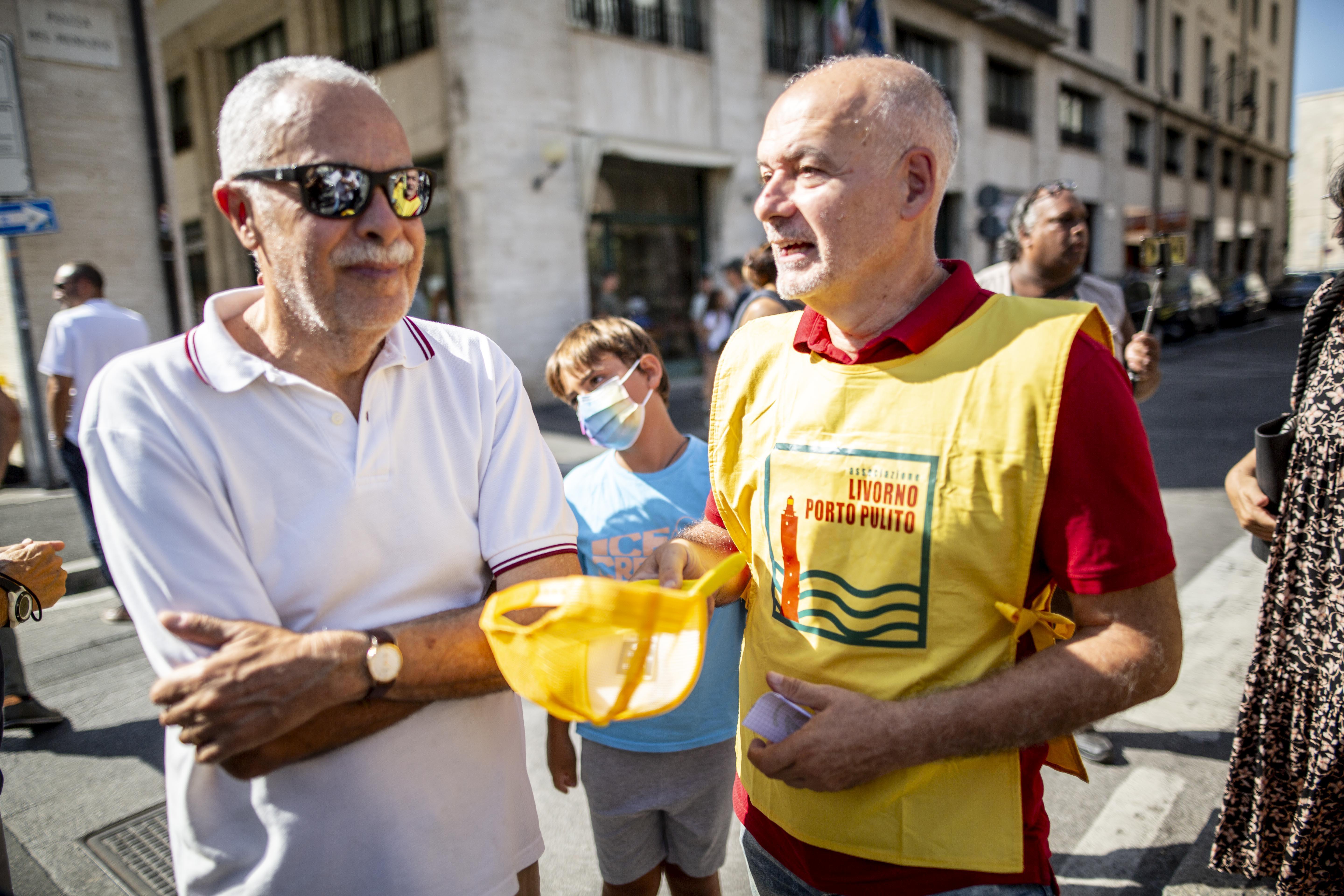 Gli attivisti durante il flash mob (foto Stefanini/Silvi)